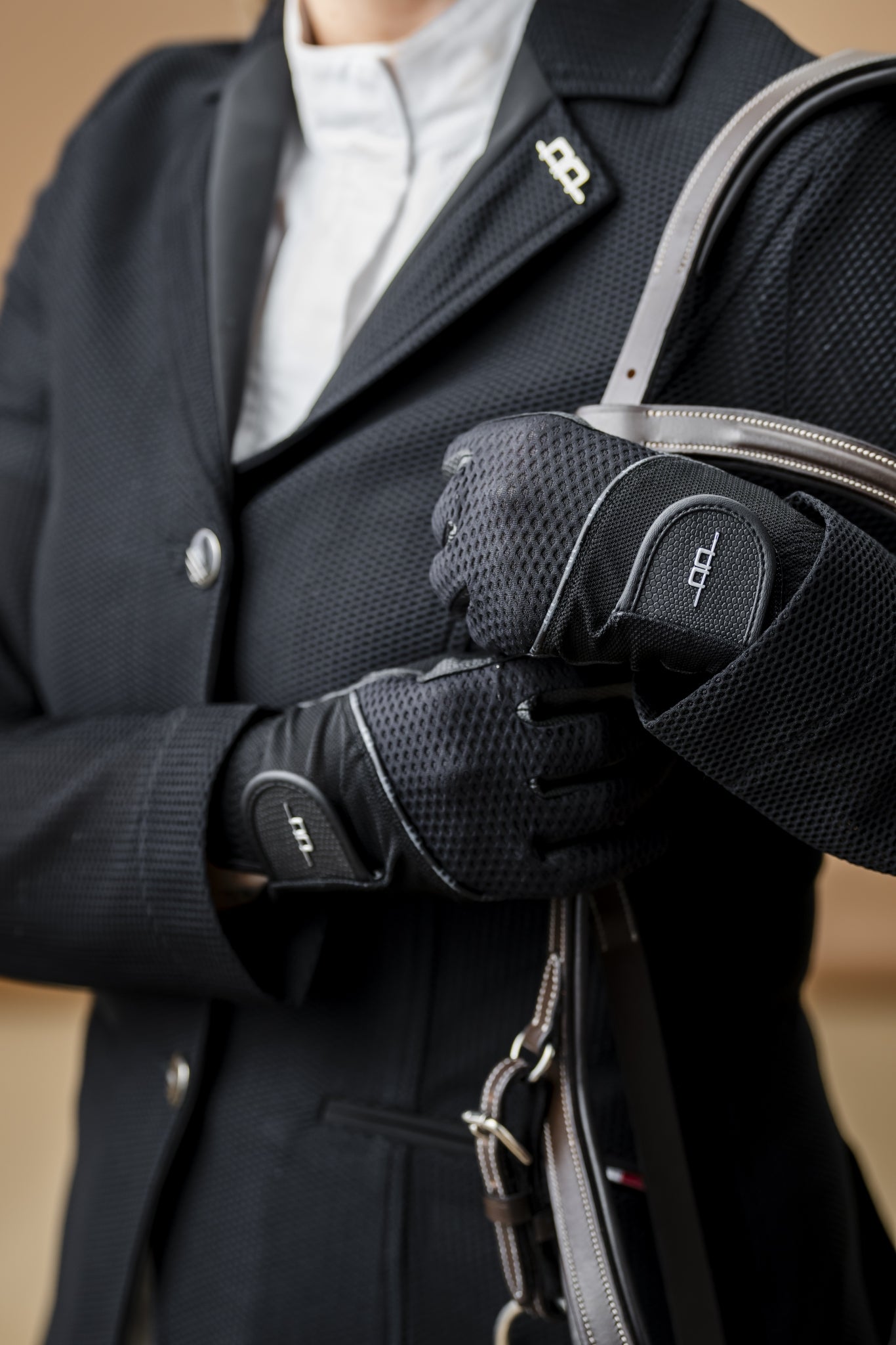 AA Motion Lite Mesh Glove 5 Black– MiniTack