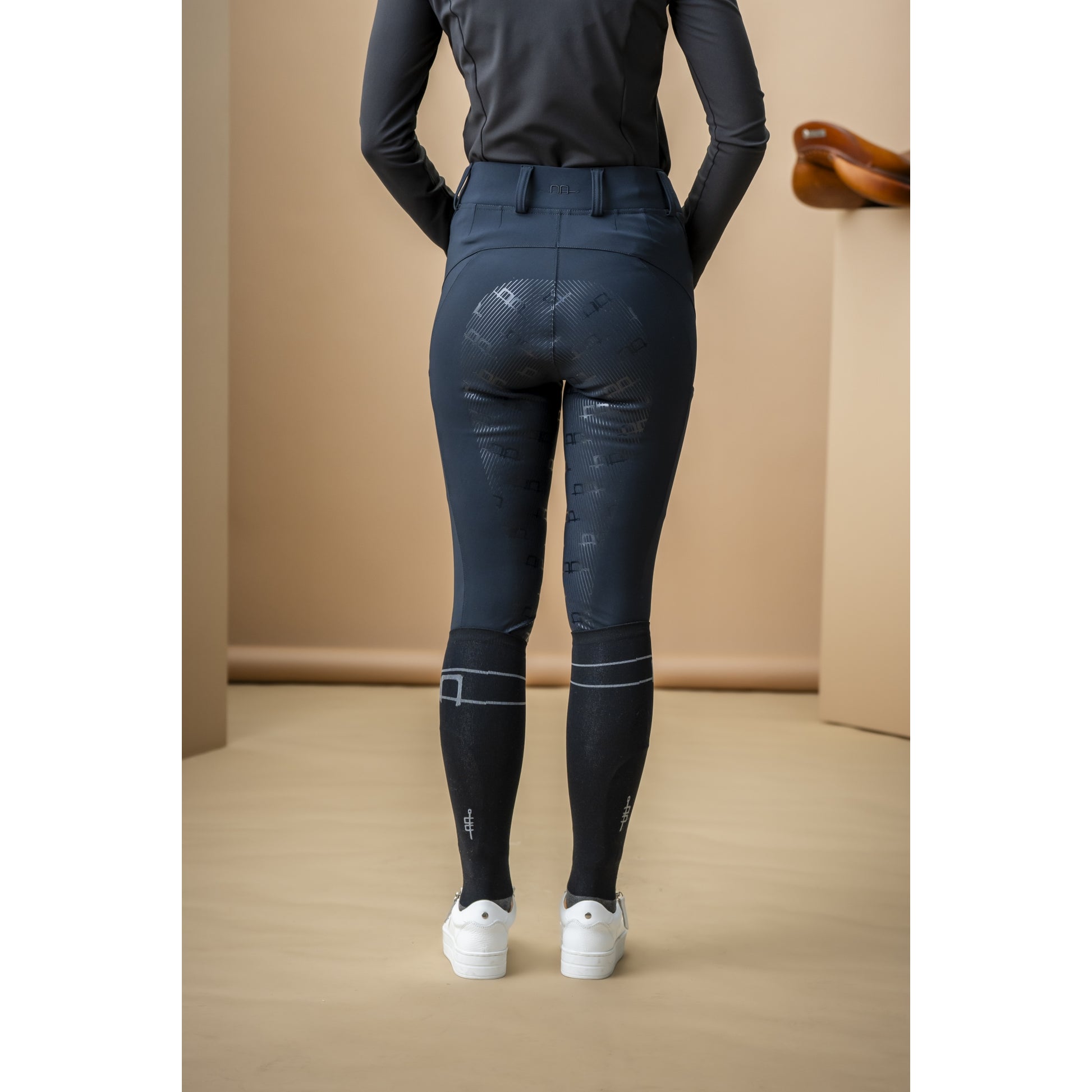 AA Fina Full Seat Brushed Hybrid Breech